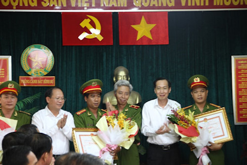 thuong nong cong an go vap pha nhanh vu tat axit nu sinh