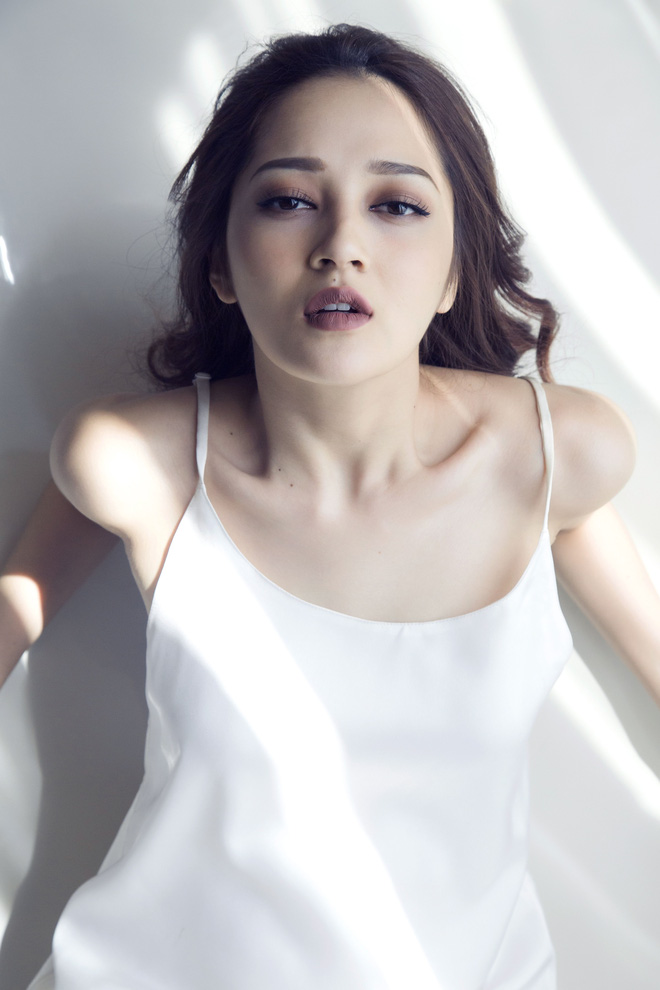 bao anh khoe vai tran voi vay ngu nong bong