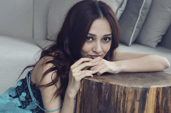 bao anh khoe vai tran voi vay ngu nong bong