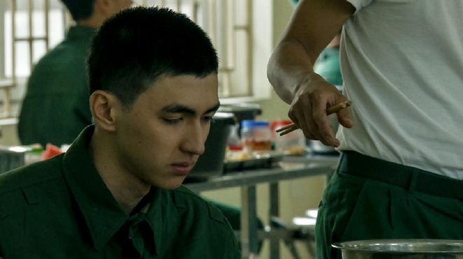 hot boy binh an lien tuc bi nem da vi thai do trong quan ngu