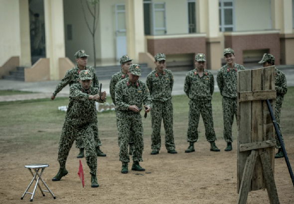 hot boy binh an lien tuc bi nem da vi thai do trong quan ngu