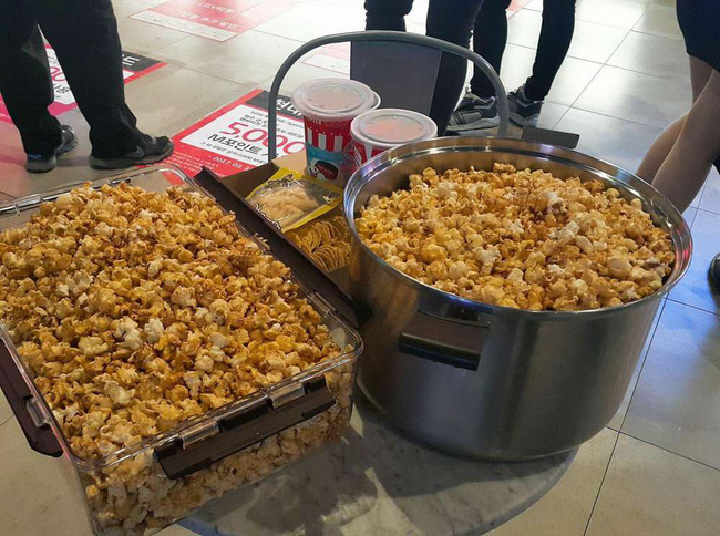 day la canh tuong khi rap phim han quoc de khach hang lay bap rang bo bao nhieu tuy thich trong ngay 14