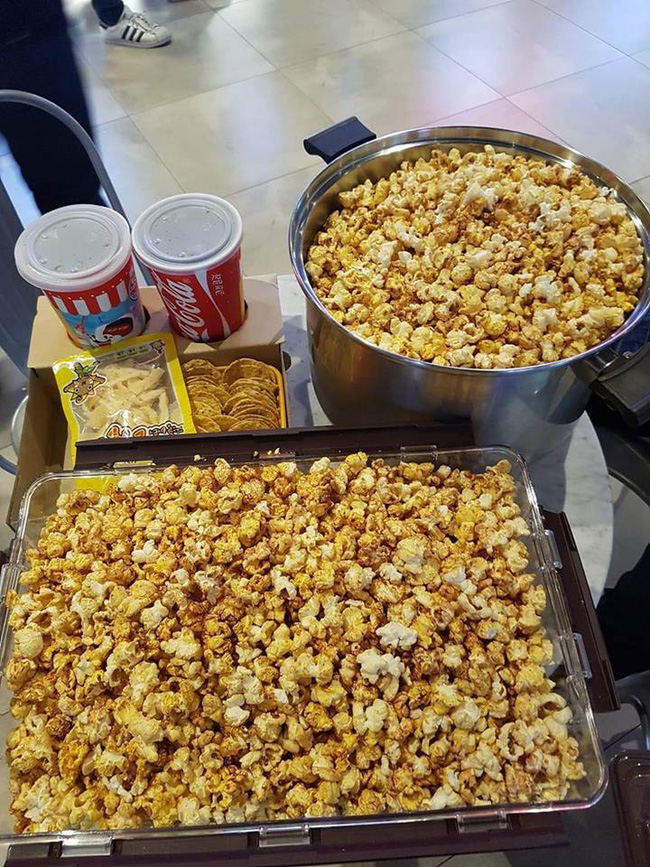 day la canh tuong khi rap phim han quoc de khach hang lay bap rang bo bao nhieu tuy thich trong ngay 14