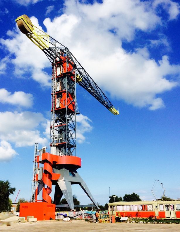 ben trong khach san can cau doc dao o ha lan