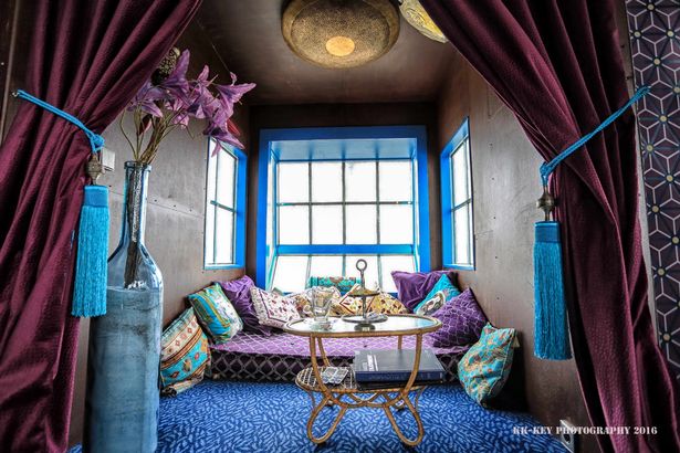 ben trong khach san can cau doc dao o ha lan