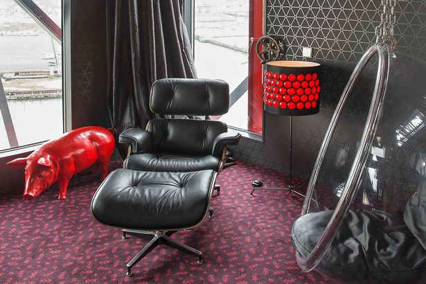 ben trong khach san can cau doc dao o ha lan