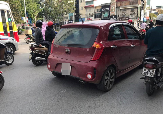 nu hanh khach o ha noi to bi tai xe grab hanh hung sau khi cai va ve chuyen sang duong don xe