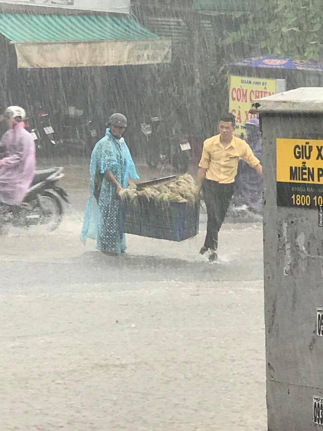 bien hoa chang thanh nien phu giup nguoi dan ong ban rau giua troi mua to gio lon