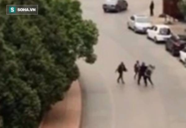 clip nhom con do hanh hung nu nhan vien trong xe dang tuoi me minh