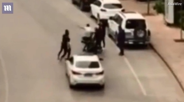 clip nhom con do hanh hung nu nhan vien trong xe dang tuoi me minh