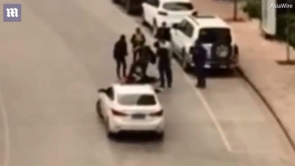 clip nhom con do hanh hung nu nhan vien trong xe dang tuoi me minh