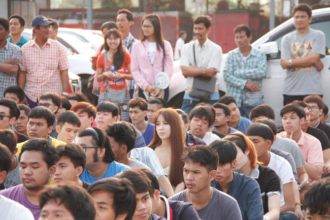 ve dep kho cuong cua nhung bong hong chuyen gioi trong dot tuyen nghia vu quan su thai lan