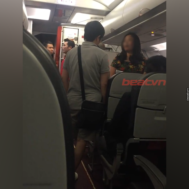 la het gay go tren chuyen bay vietjet nu hanh khach vip bi phat 4 trieu dong