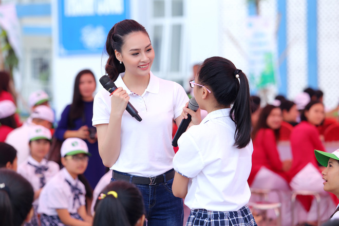 hoa hau bien thuy trang mac gian di nhung van duoc ham mo
