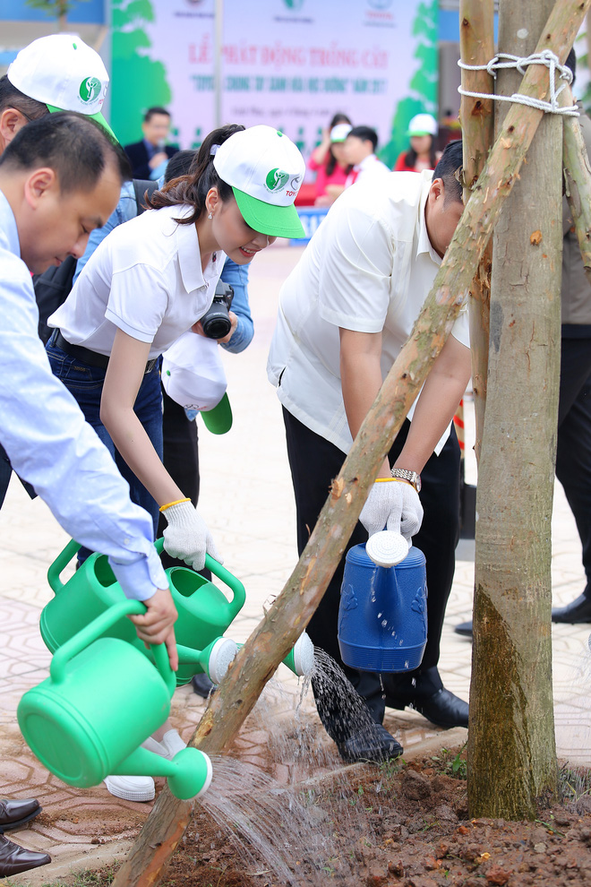 hoa hau bien thuy trang mac gian di nhung van duoc ham mo
