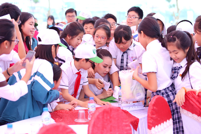 hoa hau bien thuy trang mac gian di nhung van duoc ham mo