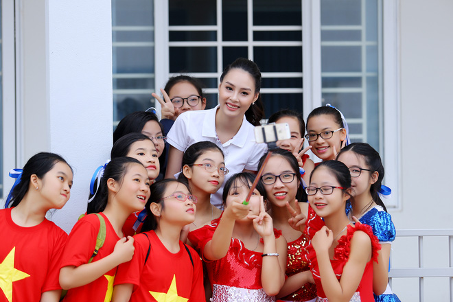 hoa hau bien thuy trang mac gian di nhung van duoc ham mo