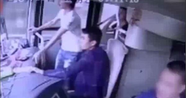 tai nan xe khach kinh hoang khien 2 nguoi bi huc vang ra khoi cua chinh