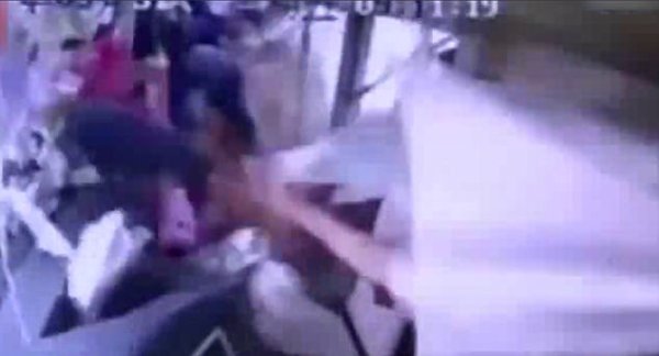 tai nan xe khach kinh hoang khien 2 nguoi bi huc vang ra khoi cua chinh