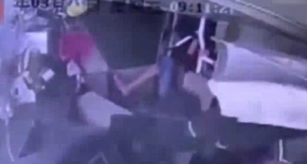 tai nan xe khach kinh hoang khien 2 nguoi bi huc vang ra khoi cua chinh