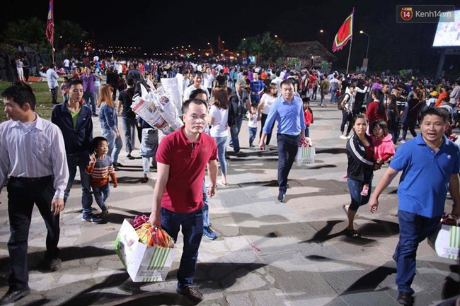 va vat ngu dem ngoai troi cho toi gio khai mac gio to hung vuong