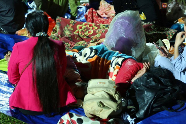 va vat ngu dem ngoai troi cho toi gio khai mac gio to hung vuong