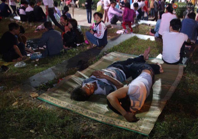 va vat ngu dem ngoai troi cho toi gio khai mac gio to hung vuong