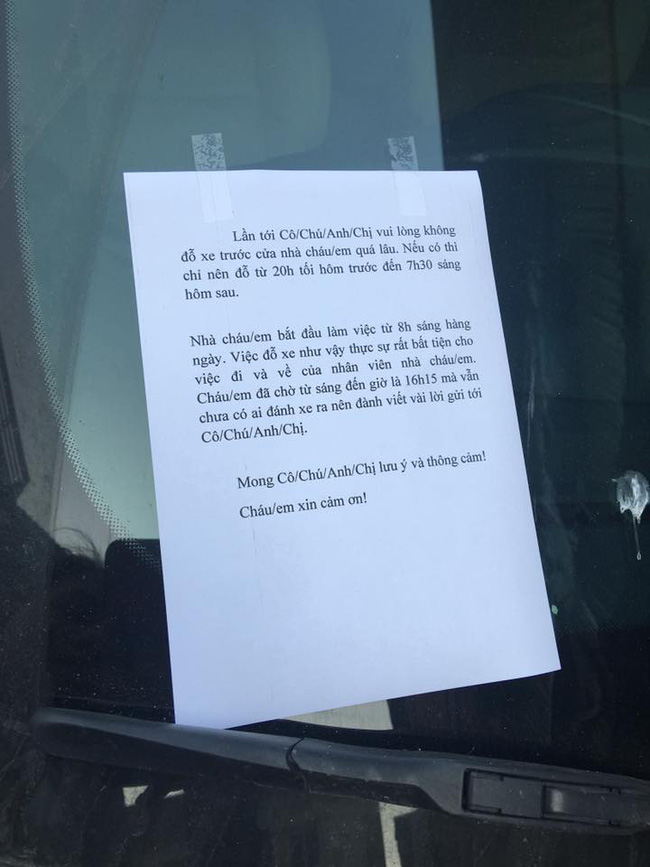 hanh xu van minh co gai xinh dep viet loi nhan nhe nhang gui den chu xe do chan loi vao nha