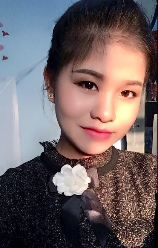 hanh xu van minh co gai xinh dep viet loi nhan nhe nhang gui den chu xe do chan loi vao nha