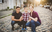 chia tay nhau da lau 2 vo chong van chup anh gia dinh moi nam va ly do cam dong dang sau