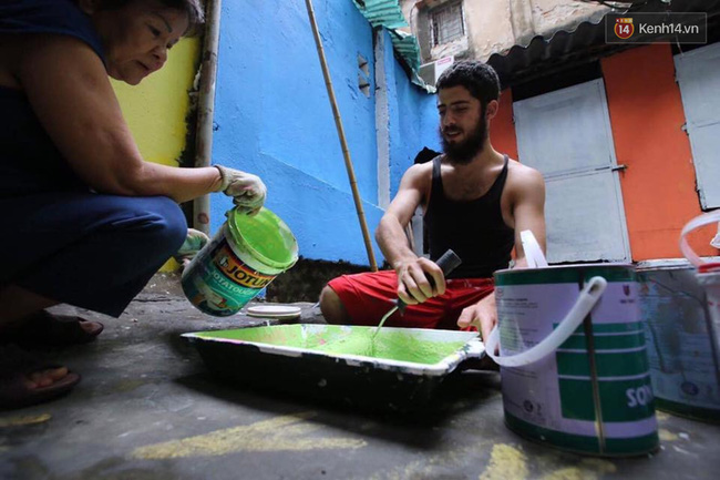 chang tay 23 tuoi tu bo tien mua son de phu mau sac vui nhon tuoi tre cho con ngo nho tren pho co ha noi