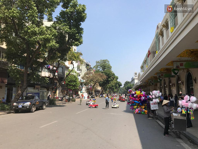 ha noi dang cho ban gai tren pho trang tien nam thanh nien bi 2 doi tuong di xe sh chem phai nhap vien