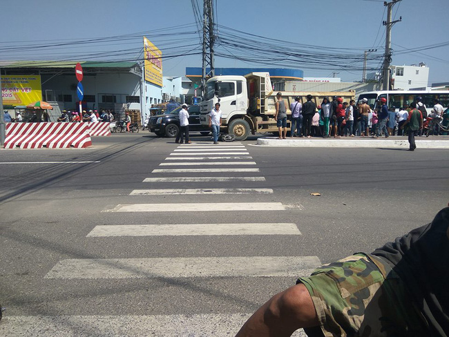 nha trang va cham voi xe tai nguoi dan ong bi cuon vao gam tu vong tai cho