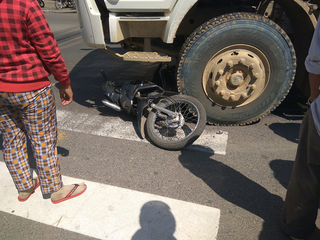 nha trang va cham voi xe tai nguoi dan ong bi cuon vao gam tu vong tai cho