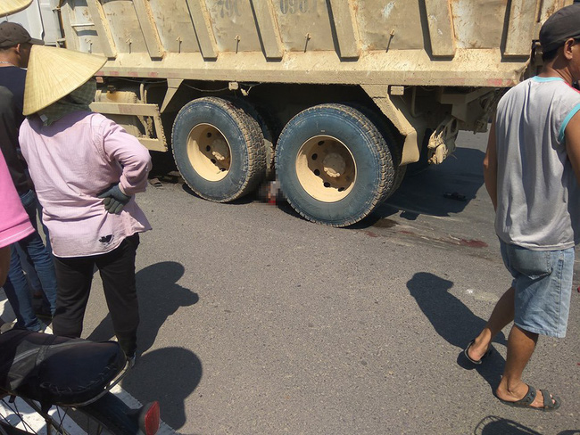 nha trang va cham voi xe tai nguoi dan ong bi cuon vao gam tu vong tai cho