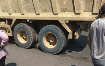 nha trang va cham voi xe tai nguoi dan ong bi cuon vao gam tu vong tai cho