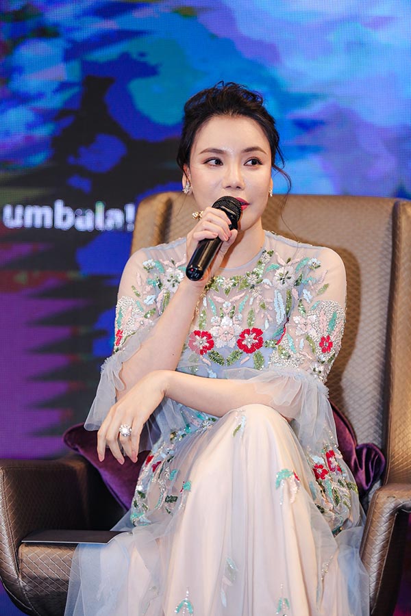 ho ngoc ha nhan cat xe 200 trieu cho 1 dem lam giam khao