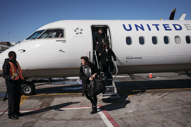 6 cau hoi pho bien ve vu hanh khach my goc viet bi truc xuat khoi may bay united airlines
