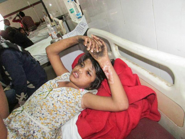 nguoi dan ong den nhan co be rung xanh song chung voi khi la chau gai