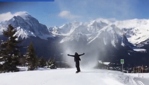 khoanh khac chang trai lieu linh truot van lao vao giua con loc tuyet roi mat hut