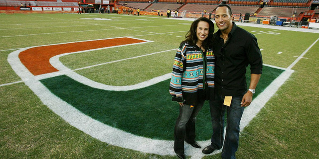 dwayne the rock johnson tu cau thu bong bau duc that bai den dien vien co thu nhap khung nhat hollywood