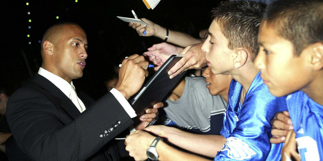 dwayne the rock johnson tu cau thu bong bau duc that bai den dien vien co thu nhap khung nhat hollywood