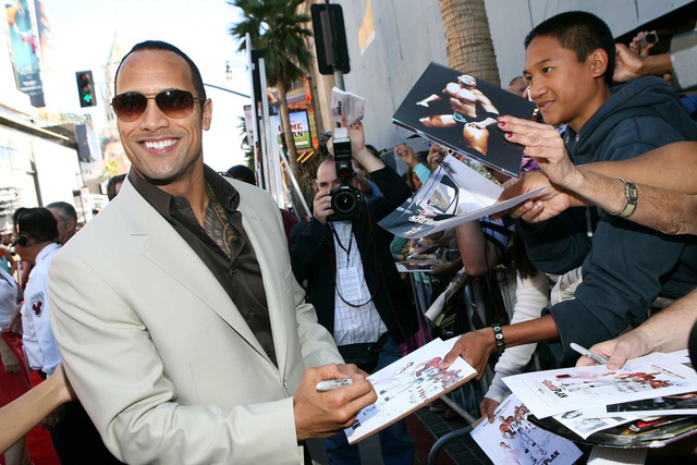 dwayne the rock johnson tu cau thu bong bau duc that bai den dien vien co thu nhap khung nhat hollywood