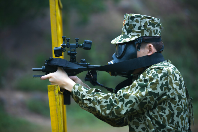 binh an quoc thien cang thang khi phai leo xuong tu nha cao tang