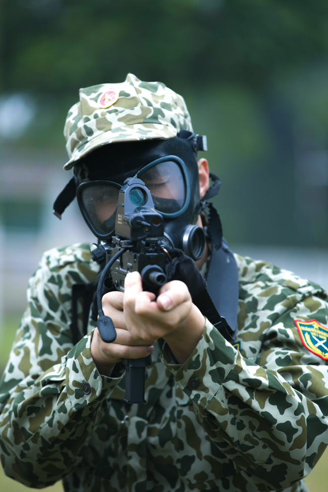 binh an quoc thien cang thang khi phai leo xuong tu nha cao tang