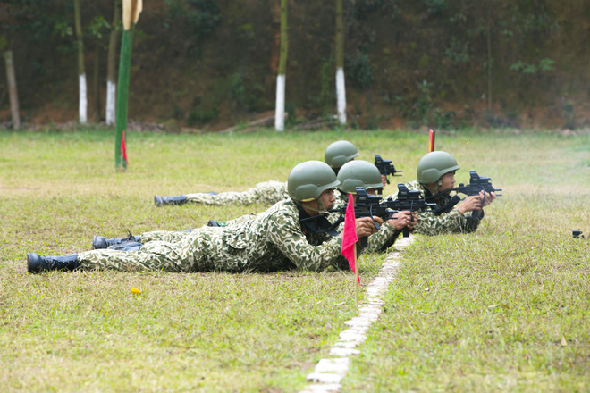 binh an quoc thien cang thang khi phai leo xuong tu nha cao tang