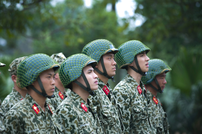 binh an quoc thien cang thang khi phai leo xuong tu nha cao tang