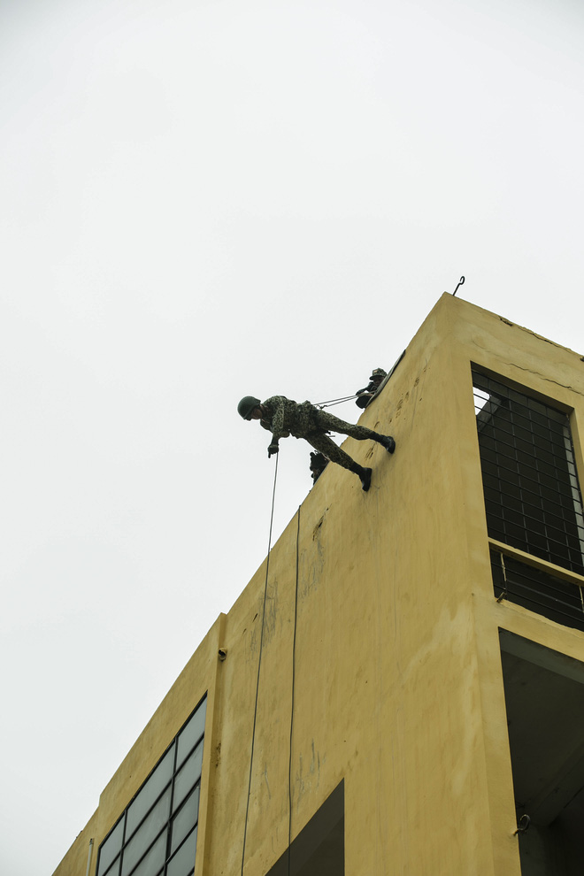 binh an quoc thien cang thang khi phai leo xuong tu nha cao tang