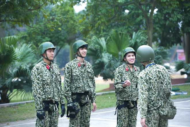 binh an quoc thien cang thang khi phai leo xuong tu nha cao tang