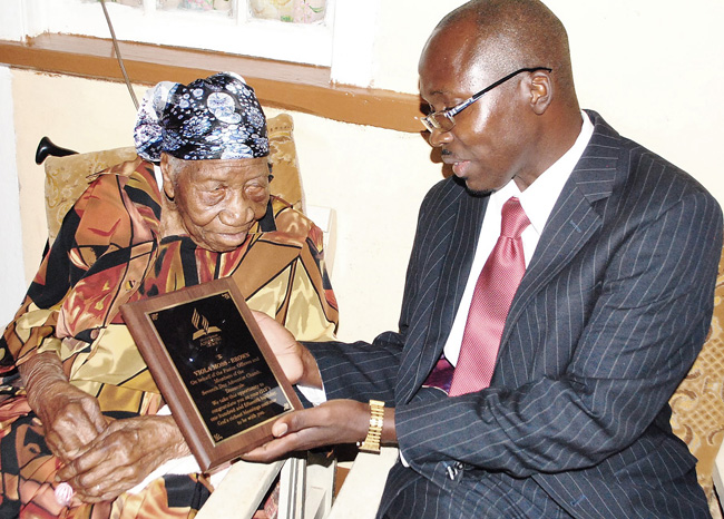 cu ba song lau nhat the gioi 117 tuoi van doc chu nhoay nhoay